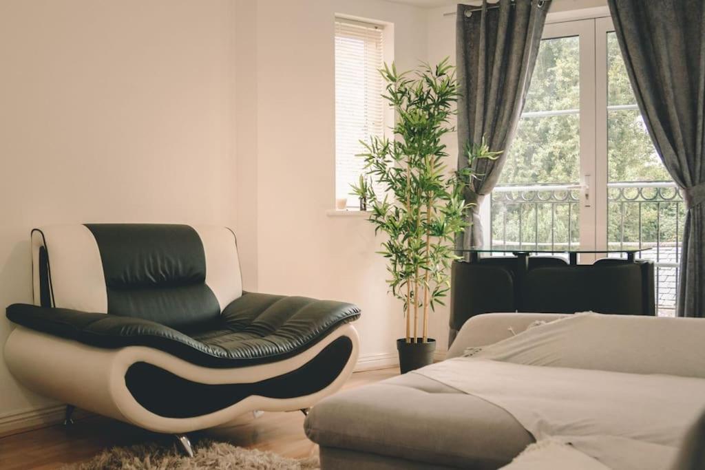 Spacious 2 Bedroom In Central